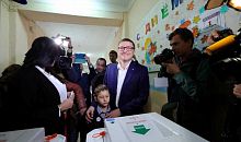 Алексей Текслер получает поздравления с победой на выборах